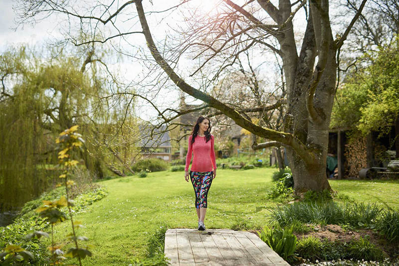 Bà bầu bị phù chân có nên đi bộ không