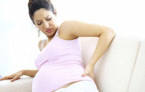 dau-lung Đau lưng là dấu hiệu sắp sinh con so trong 24h