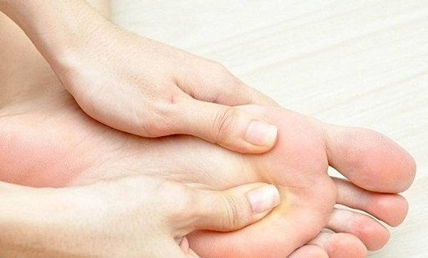 Massage chân nhẹ nhàng