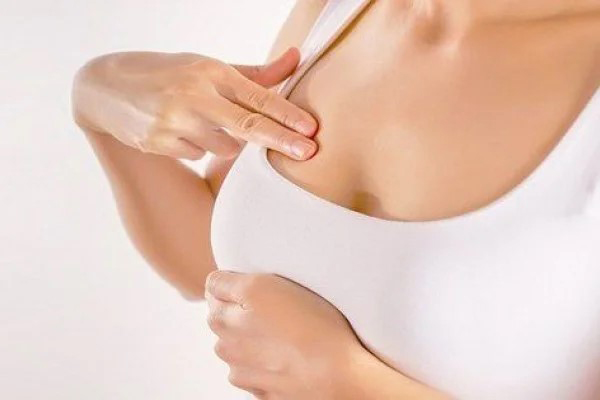 Ngực không căng tức