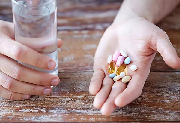 uong-thuoc-tay Nữ giới bị khô hạn âm đạo không nên sử dụng thuốc Tây y bừa bãi